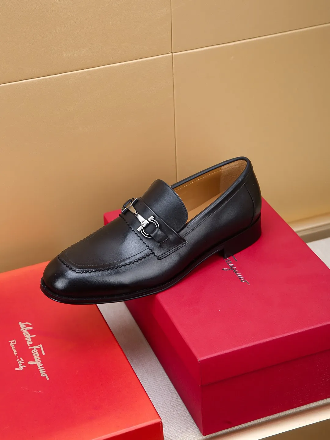 Men's shoes 💰460 🕷🕷🐂【Ferragamo】Ferragamo Popular fashionable leather shoes🇨🇳Official website counter 1:1 production, original mold opening💯Good quality can be seen, imported high-end first-layer waxed calfskin, water-dyed🐂leather lining🌿very clear texture, high-quality waterproof, non-slip and wear-resistant outsole🎋high quality and low price, truly handmade🍓colors available! Code number 39-44......(38.45.46.47 customized)
